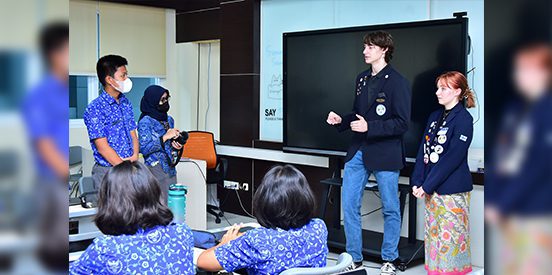 Belajar Budaya dan Bahasa Indonesia, 4 Siswa SMA dari Eropa Kunjungi SMA Pradita Dirgantara