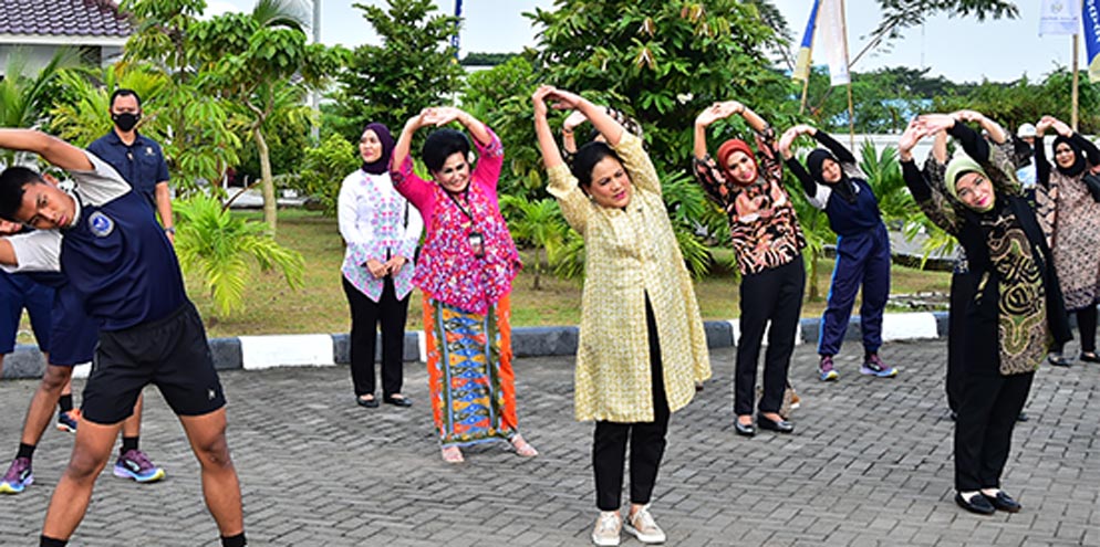 Ibu Iriana Joko Widodo, Ibu Wury Ma’ruf Amin, Ketum Yasarini, dan OASE Kabinet Indonesia Maju Lakukan Penanaman Pohon di SMA Pradita Dirgantara